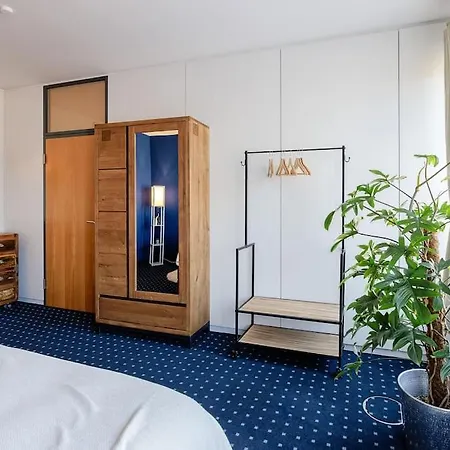 150 M² Unterkunft Mit Billard, Kicker & Parkplatz 아파트 베를린