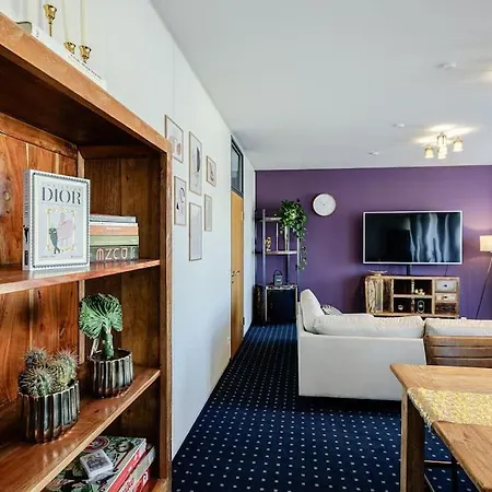 150 M² Unterkunft Mit Billard, Kicker & Parkplatz